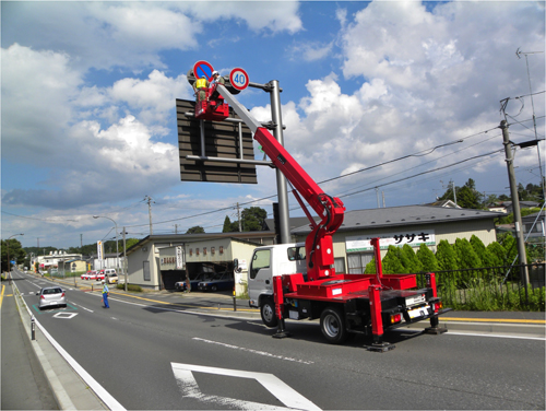 高所作業車による道路ストック総点検(標識)